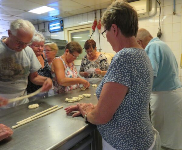 Woensdag 24 juli 2024: Worstenbroodjes bakken(3)