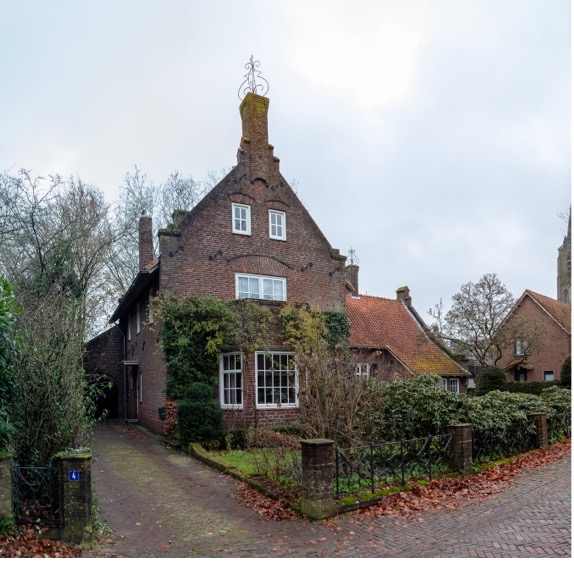 2024-09-08:In de Prins Bernhardlaan wordt door Bart Beaard uitleg gegeven bij het pand dat gebouwd is door en voor wederopbouwarchitect Jan Luijben (1908-1965) in de bouwstijl van de Delftse School. Foto Ad Hartjes.